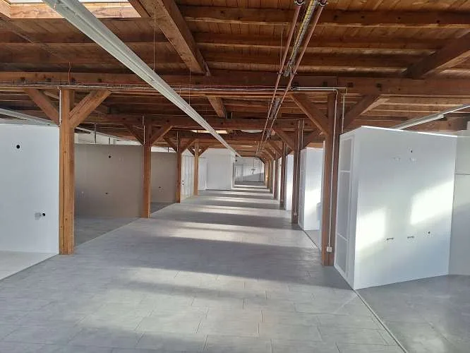 1'700 m2 di spazi di vendita, uffici e magazzini in una posizione ideale direttamente alla stazione ferroviaria e vicino alla MIGLIO DI NEGOZI – foto 19 di 28