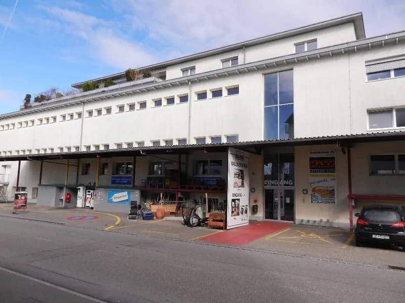 1'700 m2 di spazi di vendita, uffici e magazzini in una posizione ideale direttamente alla stazione ferroviaria e vicino alla MIGLIO DI NEGOZI