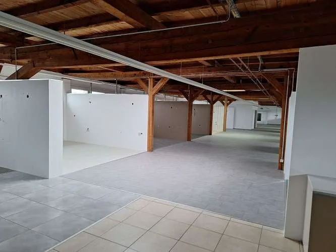 1'700 m2 di spazi di vendita, uffici e magazzini in una posizione ideale direttamente alla stazione ferroviaria e vicino alla MIGLIO DI NEGOZI – foto 28 di 28
