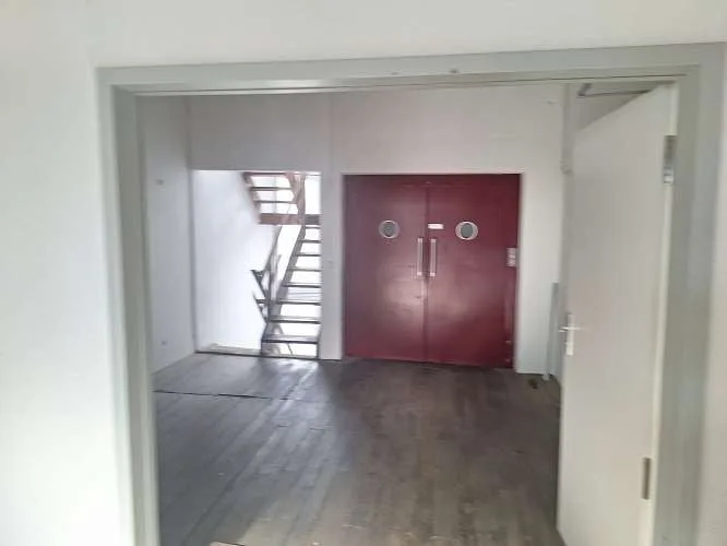 1'700 m2 di spazi di vendita, uffici e magazzini in una posizione ideale direttamente alla stazione ferroviaria e vicino alla MIGLIO DI NEGOZI – foto 14 di 28