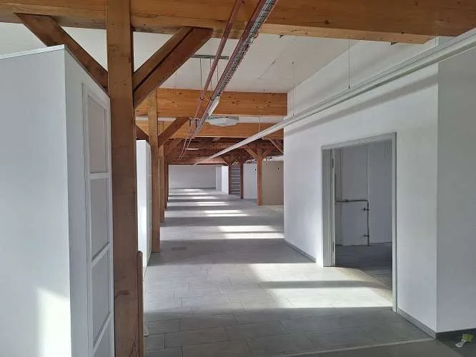 1'700 m2 di spazi di vendita, uffici e magazzini in una posizione ideale direttamente alla stazione ferroviaria e vicino alla MIGLIO DI NEGOZI – foto 12 di 28