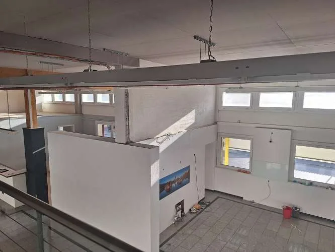 1'700 m2 di spazi di vendita, uffici e magazzini in una posizione ideale direttamente alla stazione ferroviaria e vicino alla MIGLIO DI NEGOZI – foto 22 di 28