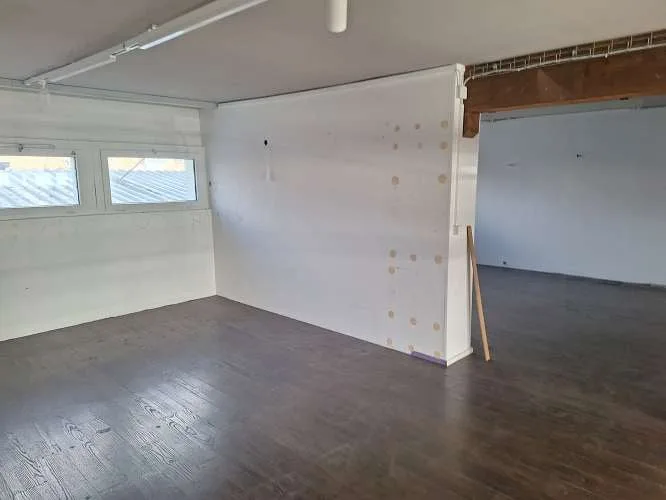 1'700 m2 di spazi di vendita, uffici e magazzini in una posizione ideale direttamente alla stazione ferroviaria e vicino alla MIGLIO DI NEGOZI – foto 23 di 28