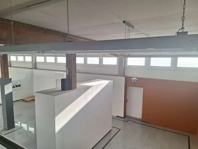 1'700 m2 di spazi di vendita, uffici e magazzini in una posizione ideale direttamente alla stazione ferroviaria e vicino alla MIGLIO DI NEGOZI – foto 21 di 28