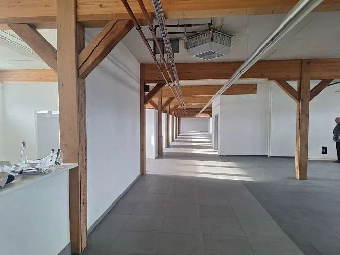 1'700 m2 di spazi di vendita, uffici e magazzini in una posizione ideale direttamente alla stazione ferroviaria e vicino alla MIGLIO DI NEGOZI – foto 11 di 28