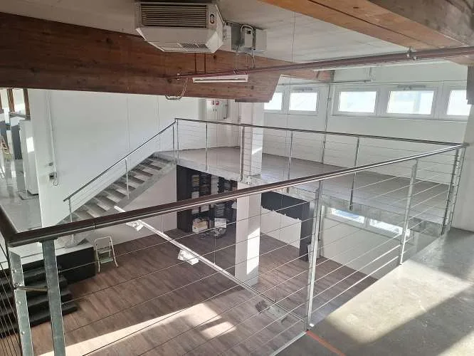 1'700 m2 di spazi di vendita, uffici e magazzini in una posizione ideale direttamente alla stazione ferroviaria e vicino alla MIGLIO DI NEGOZI