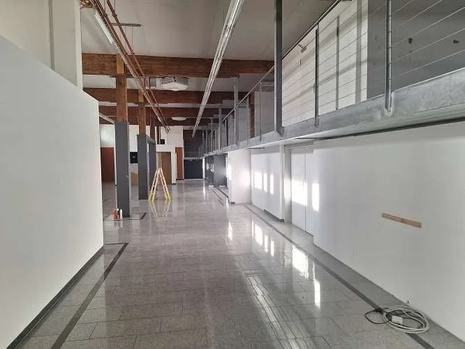 1'700 m2 di spazi di vendita, uffici e magazzini in una posizione ideale direttamente alla stazione ferroviaria e vicino alla MIGLIO DI NEGOZI