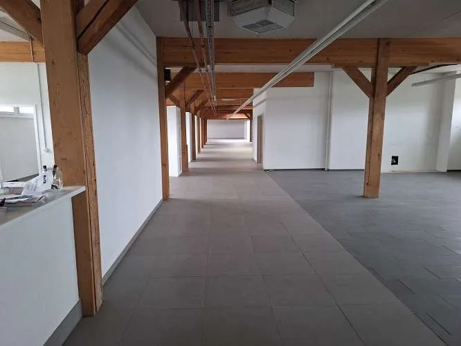1'700 m2 di spazi di vendita, uffici e magazzini in una posizione ideale direttamente alla stazione ferroviaria e vicino alla MIGLIO DI NEGOZI – foto 26 di 28