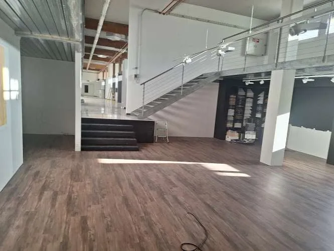 1'700 m2 di spazi di vendita, uffici e magazzini in una posizione ideale direttamente alla stazione ferroviaria e vicino alla MIGLIO DI NEGOZI – foto 16 di 28