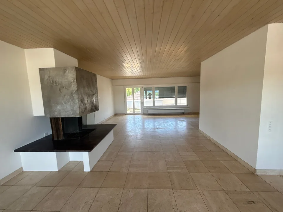 teilrenovierte 5.5-Attikazimmerwohnung an ruhiger Lage mit Aussen-Pool
