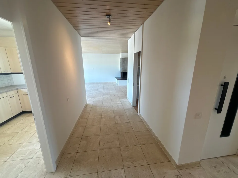 Partially renovated 5.5-room attic apartment in a quiet location with outdoor pool – photo 12 of 13