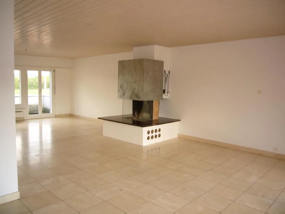 Partially renovated 5.5-room attic apartment in a quiet location with outdoor pool – photo 9 of 13