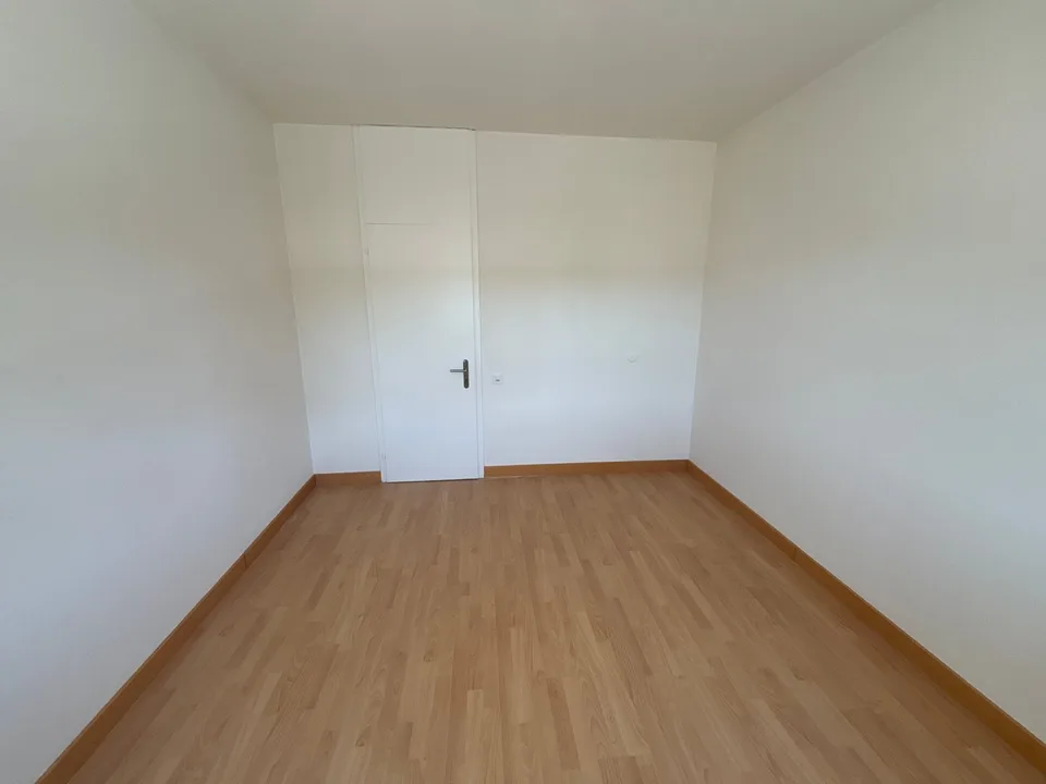 Partially renovated 5.5-room attic apartment in a quiet location with outdoor pool – photo 13 of 13