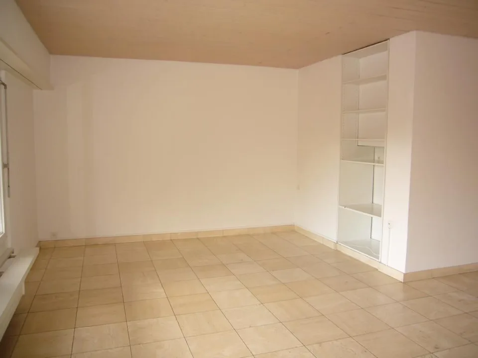 Partially renovated 5.5-room attic apartment in a quiet location with outdoor pool – photo 10 of 13