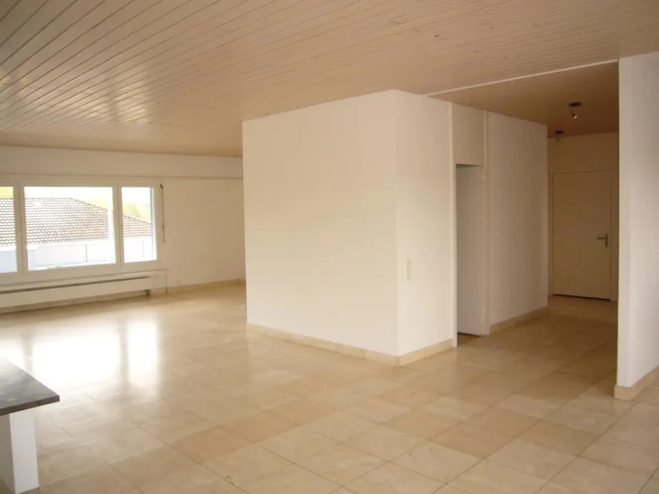 Partially renovated 5.5-room attic apartment in a quiet location with outdoor pool – photo 8 of 13