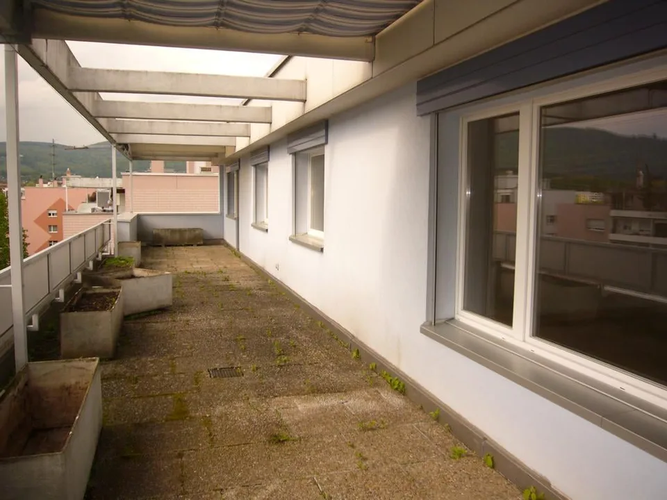 teilrenovierte 5.5-Attikazimmerwohnung an ruhiger Lage mit Aussen-Pool