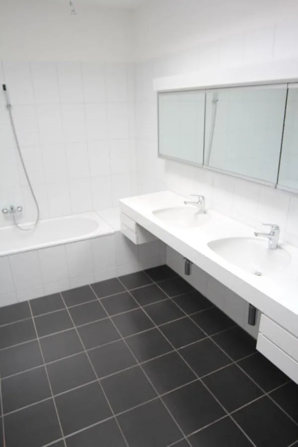 teilrenovierte 5.5-Attikazimmerwohnung an ruhiger Lage mit Aussen-Pool
