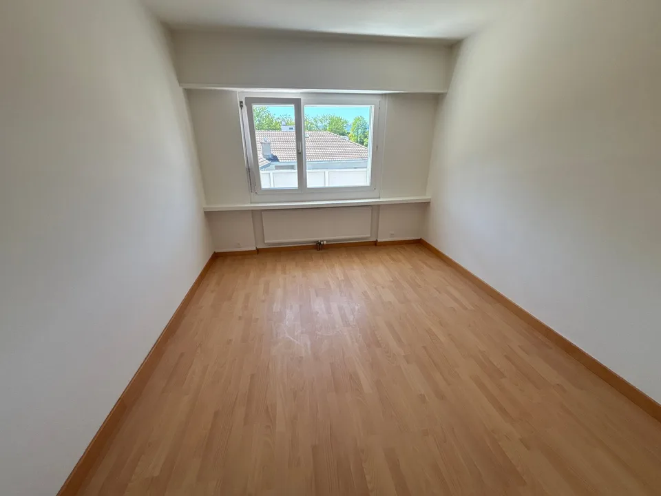 Partially renovated 5.5-room attic apartment in a quiet location with outdoor pool – photo 7 of 13