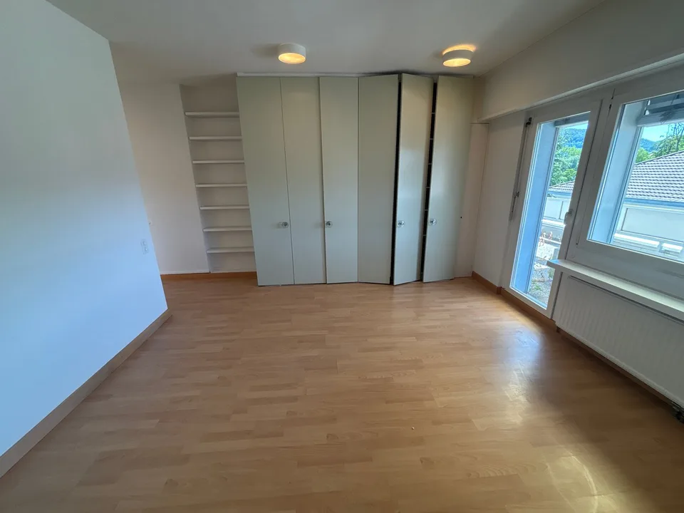 Partially renovated 5.5-room attic apartment in a quiet location with outdoor pool – photo 6 of 13
