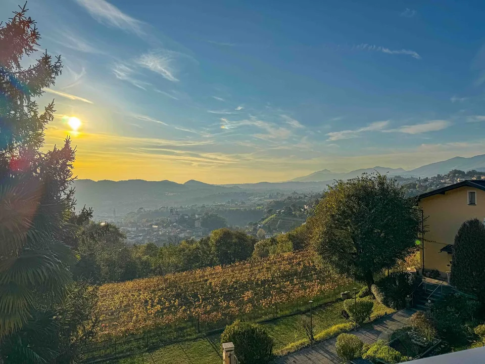 Villa mit großem Garten und offener Aussicht in Morbio Superiore