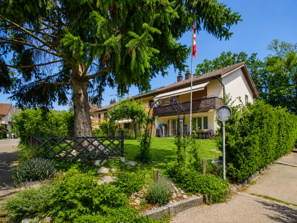 METÀ CASA CON GRANDE GIARDINO