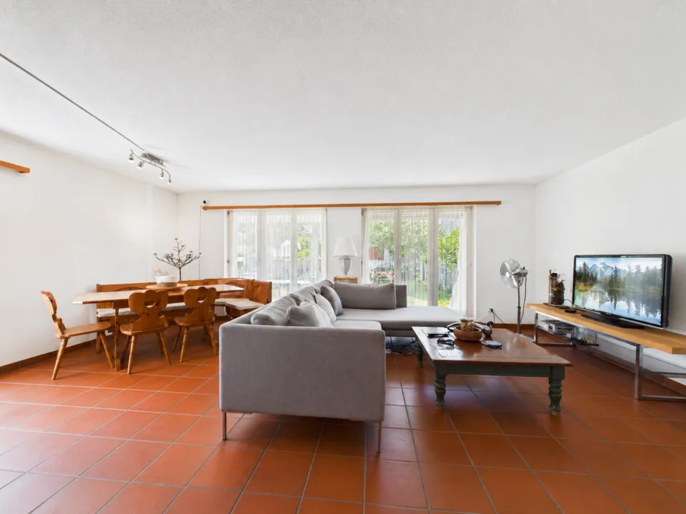 METÀ CASA CON GRANDE GIARDINO