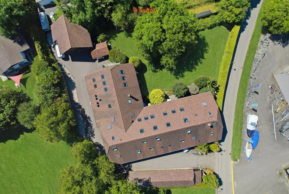 Proprietà residenziale e commerciale con potenziale di sviluppo sul lago di Morat