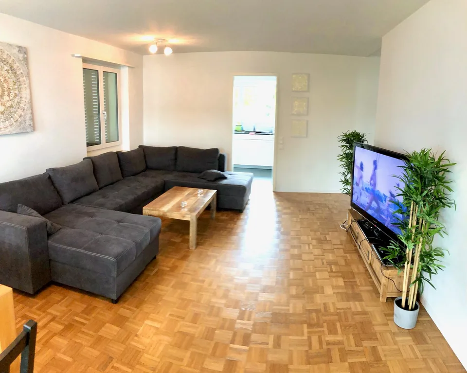 Schönes, modernes WG-Zimmer gleich beim Flughafen =)