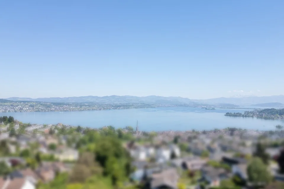 Wohnen über dem  Zürichsee – luxuriöse  Attikawohnung mit  spektakulärem Panorama