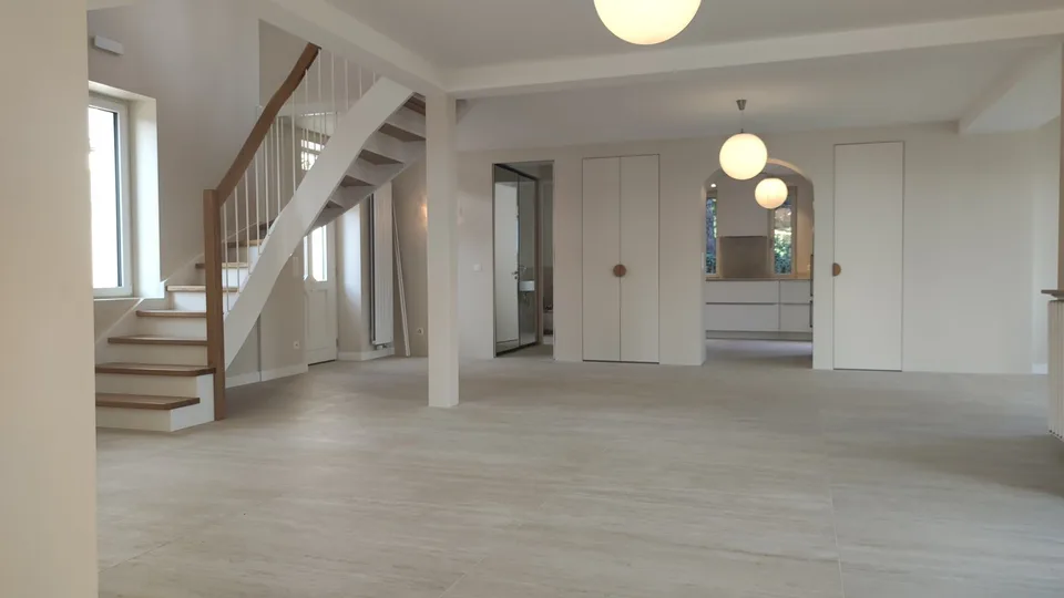 Majestueuse villa de 9 pièces avec accès privé au lac