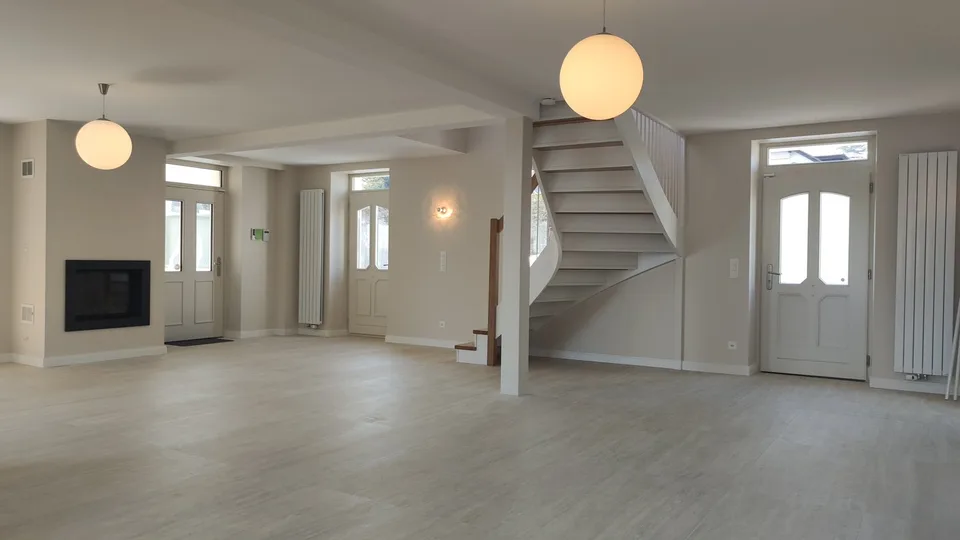 Majestueuse villa de 9 pièces avec accès privé au lac