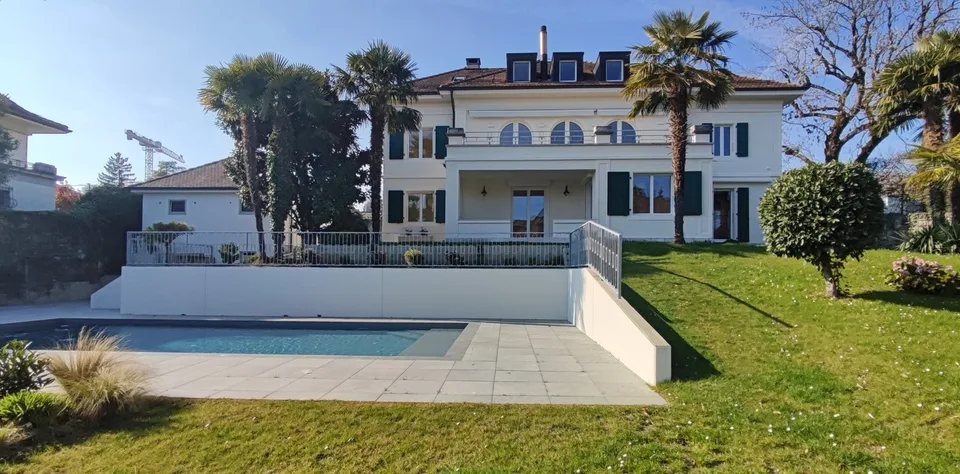 Majestueuse villa de 9 pièces avec accès privé au lac