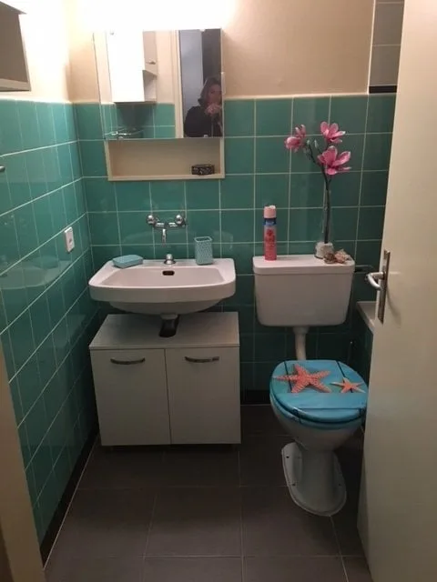 Zimmer mit separatem Bad und Balkon in Wohngemeinschaft