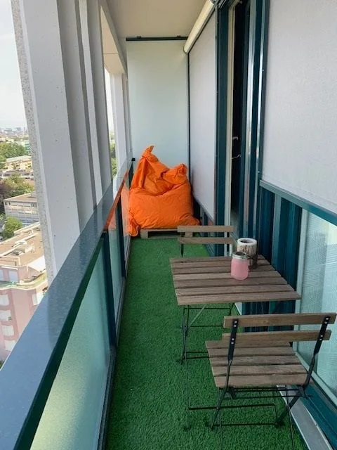 Zimmer mit separatem Bad und Balkon in Wohngemeinschaft
