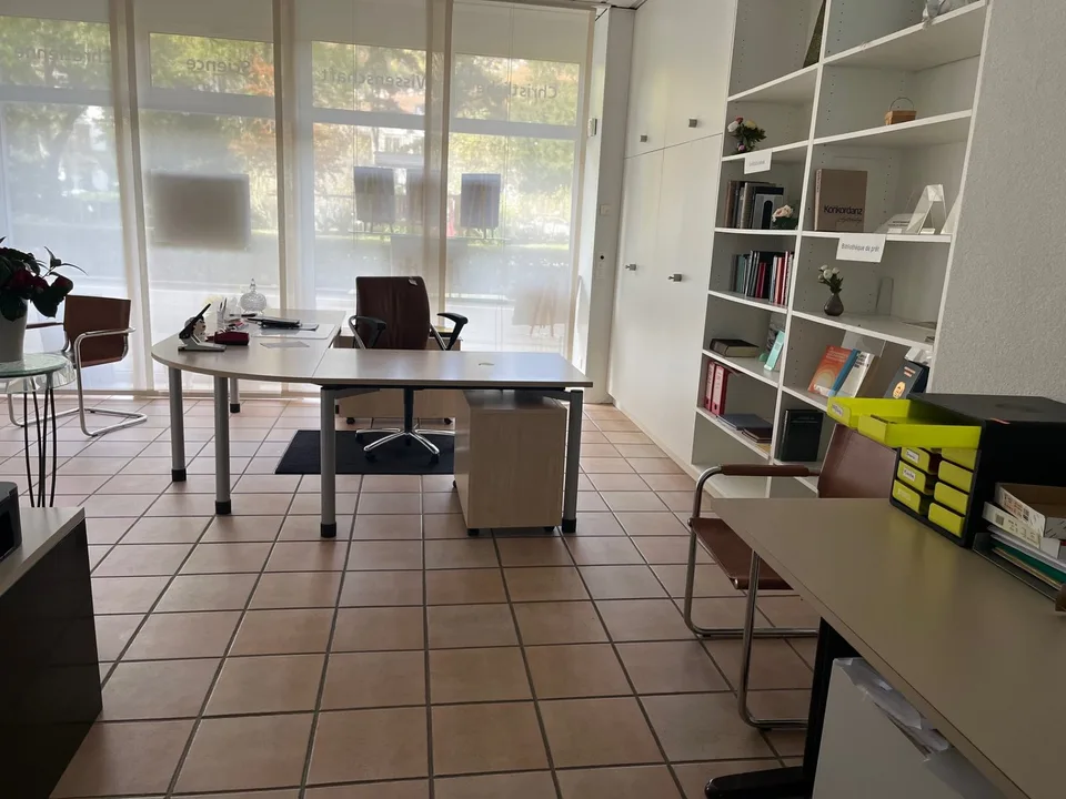 Locale commerciale polivalente in posizione centrale a Biel