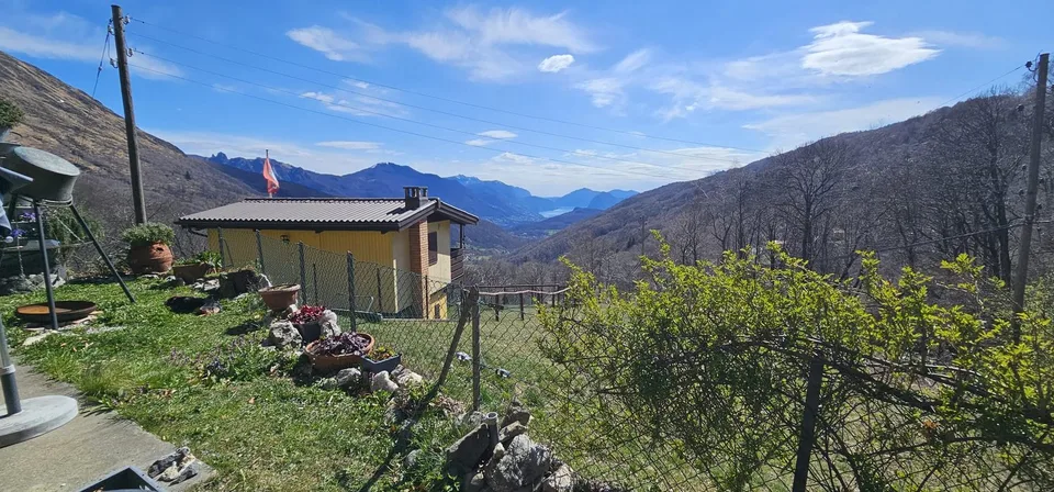 Affascinante casa rustica con vista panoramica a Gola di Lago