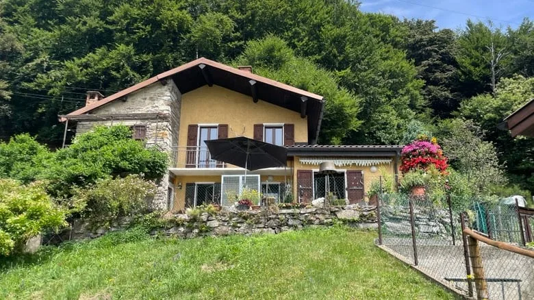 Affascinante casa rustica con vista panoramica a Gola di Lago