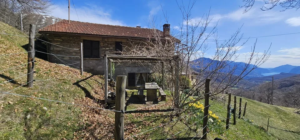 Affascinante casa rustica con vista panoramica a Gola di Lago