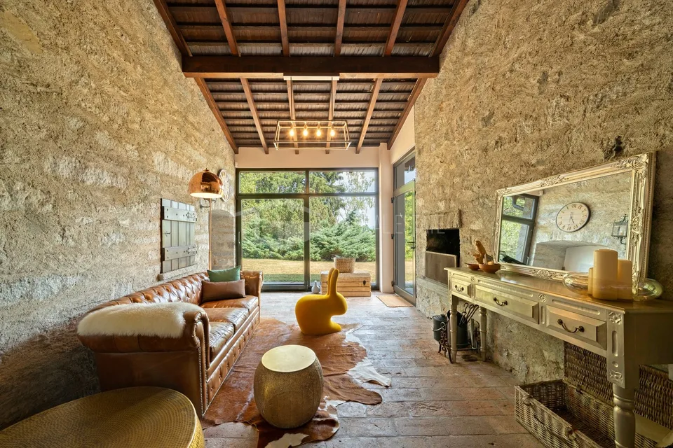 VILLA COMPLETAMENTE RISTRUTTURATA CON PARCO, PISCINA PANORAMICA E VISTA LAGO