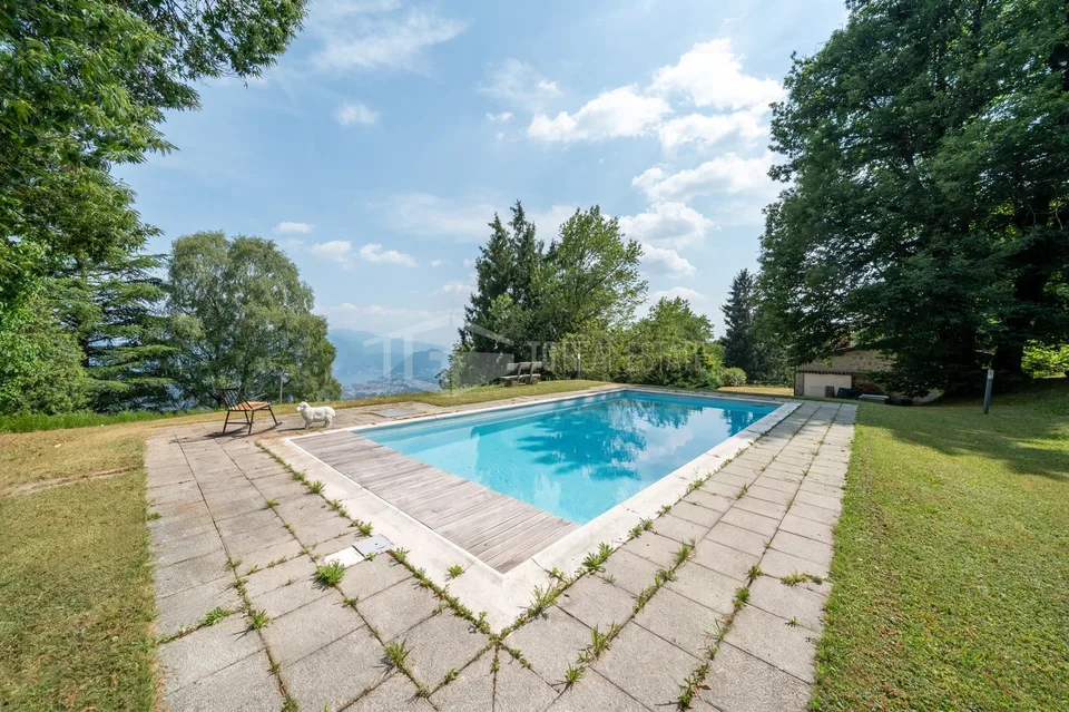 VILLA COMPLETAMENTE RISTRUTTURATA CON PARCO, PISCINA PANORAMICA E VISTA LAGO