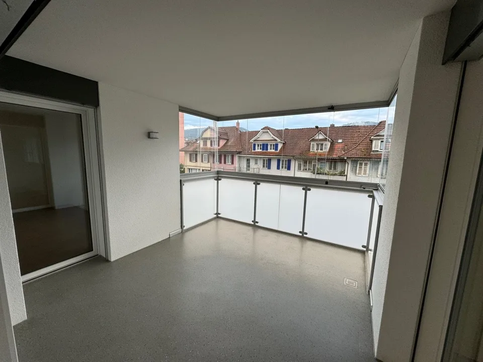Moderne Wohnung im Erdgeschoss mit verglaster Loggia – Foto 6 von 10