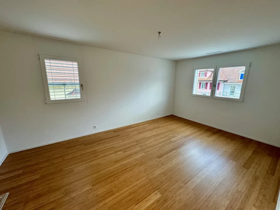 Moderne Wohnung im Erdgeschoss mit verglaster Loggia – Foto 8 von 10
