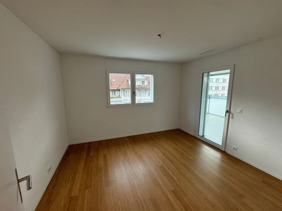 Moderne Wohnung im Erdgeschoss mit verglaster Loggia – Foto 7 von 10