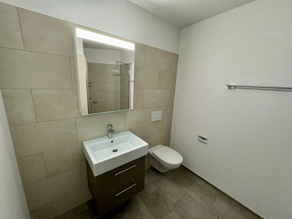 Moderne Wohnung im Erdgeschoss mit verglaster Loggia – Foto 9 von 10