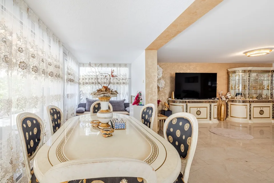 Elegante, moderne Wohnung mit grosszügiger Terrasse und viel Platz