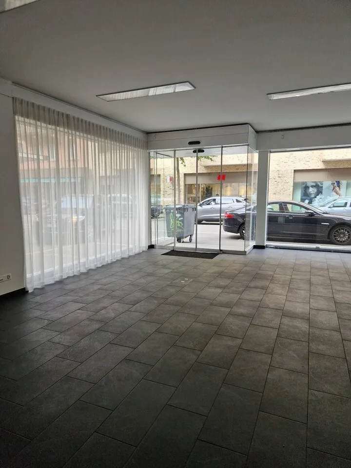 Helle Gewerbefläche mit Schaufenster für Laden, Büro oder Studio