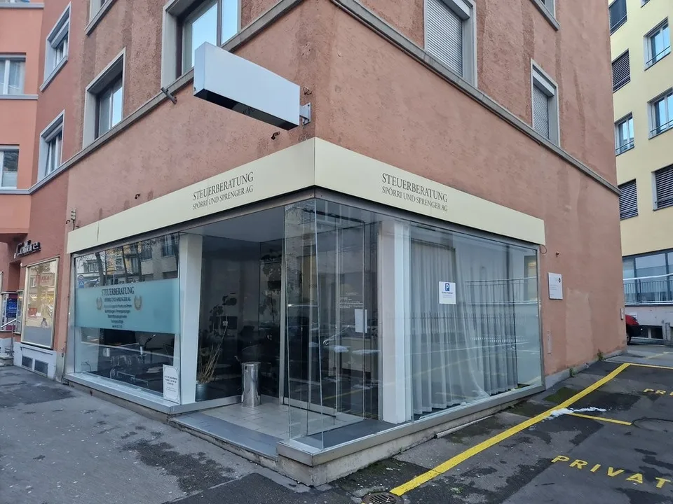 Helle Gewerbefläche mit Schaufenster für Laden, Büro oder Studio