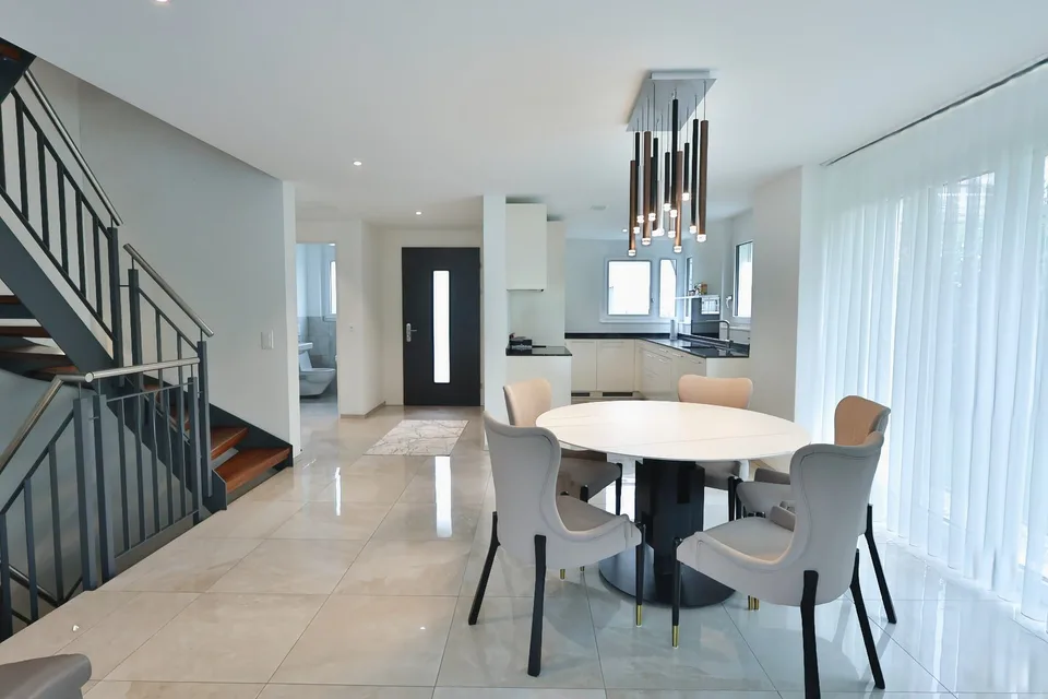 Casa a schiera moderna di 6,5 locali con giardino di 146 m2 a Waltenschwil