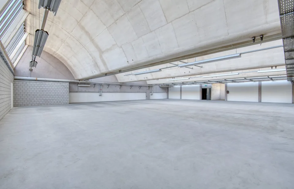 Industrial, commercial or storage space with plenty of daylight