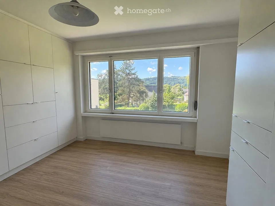 Grosse helle renovierte Wohnung mit Aussicht